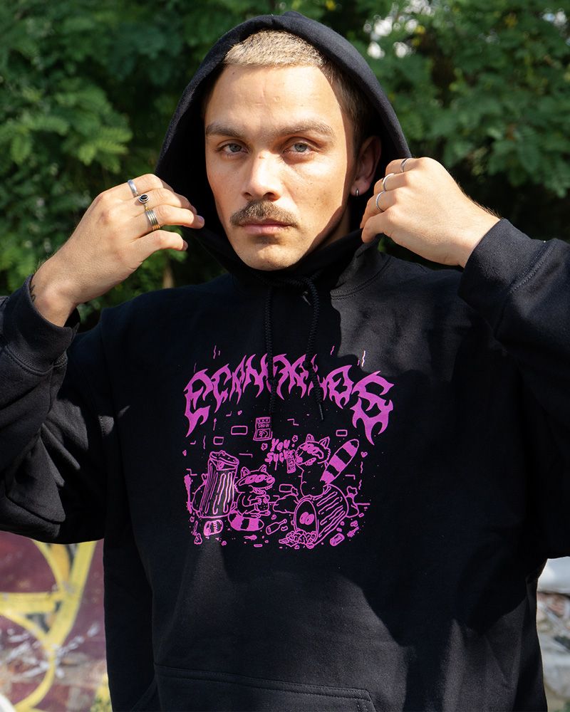 Sudadera negra con diseño mapaches